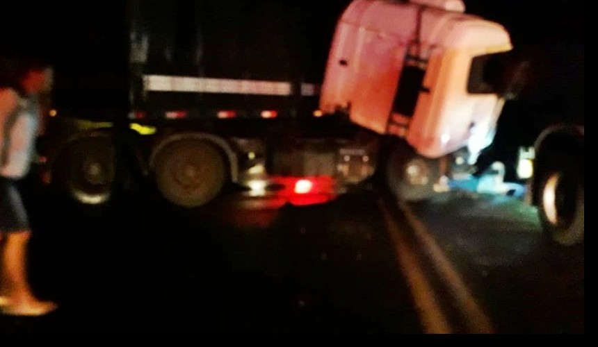 Acidente com caminhão interdita rodovia BR-163, próximo a Pérola D'Oeste