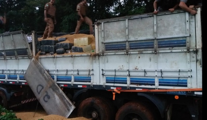 PM apreende carreta bitrem com 5,6 toneladas de maconha em Campo Bonito