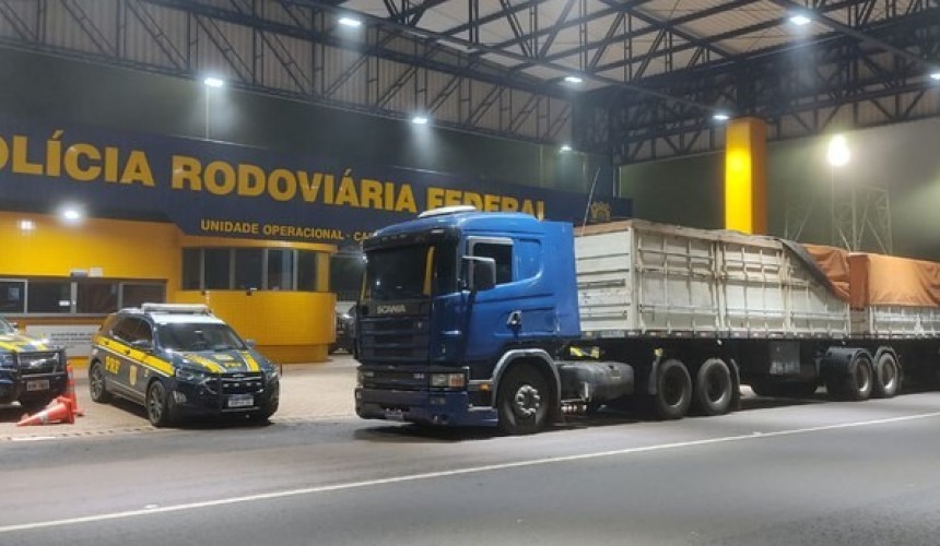 PRF apreende bitrem carregado com cerca de 500 mil maços de cigarros contrabandeados