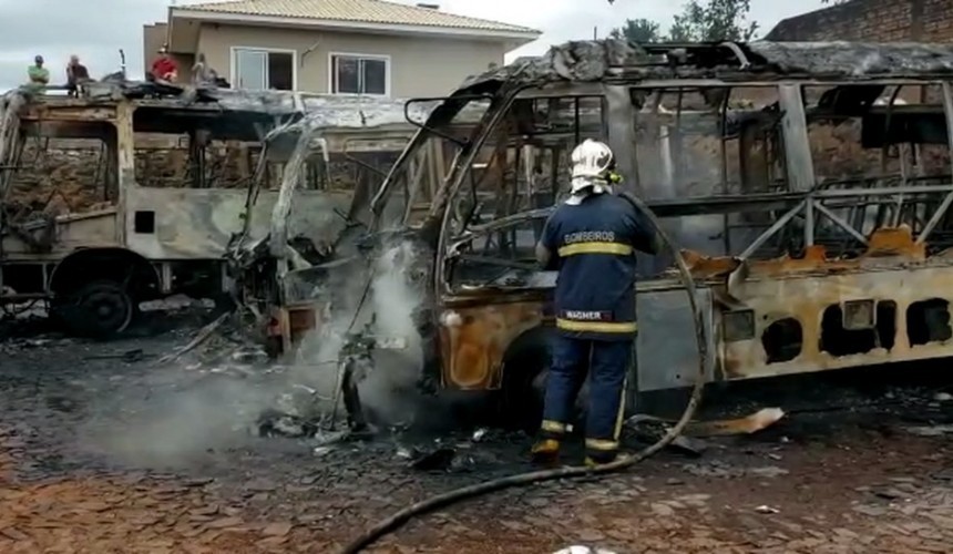 Três ônibus usados no transporte escolar ficam destruídos após incêndio, em Campo Bonito