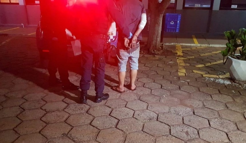 Homem é preso por urinar em passageiro e danificar patrimônio no Terminal Rodoviário de Cascavel