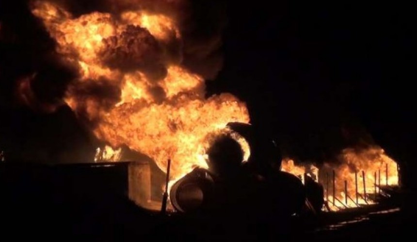 Incêndio criminoso atinge tubulação de obras no Trevo Cataratas, em Cascavel