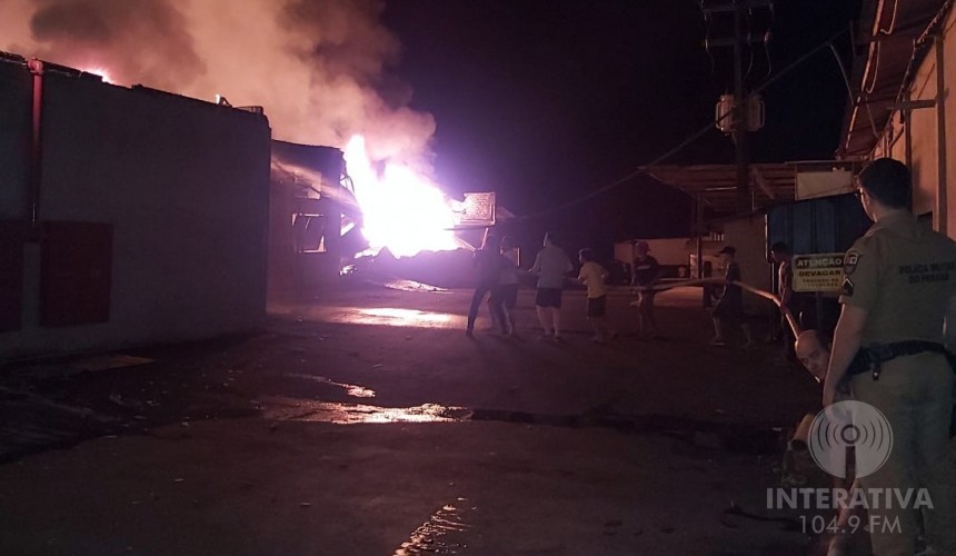 Fábrica de colchões tem barracões destruídos por incêndio em Capitão
