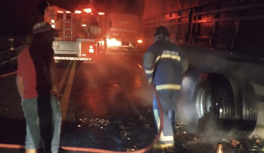 Bombeiros de Capitão combatem incêndio em carreta bitrem, na BR 163 em Realeza