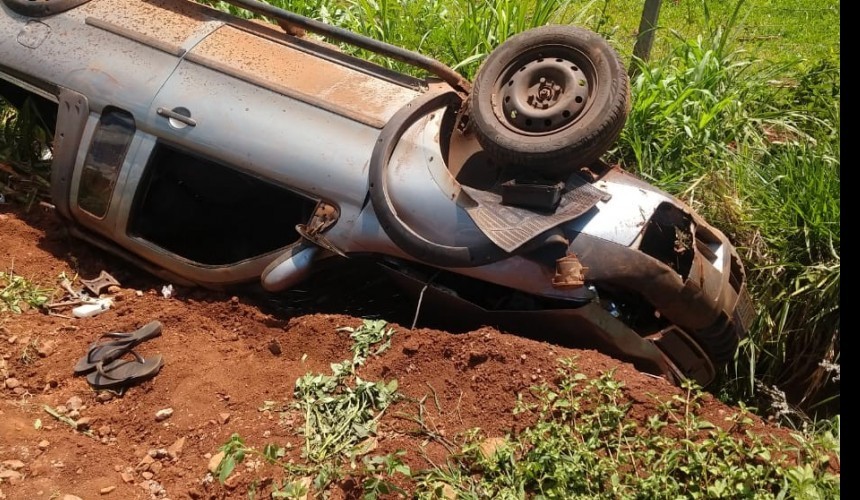 Condutor fica preso em veículo após capotamento em Santa Lúcia