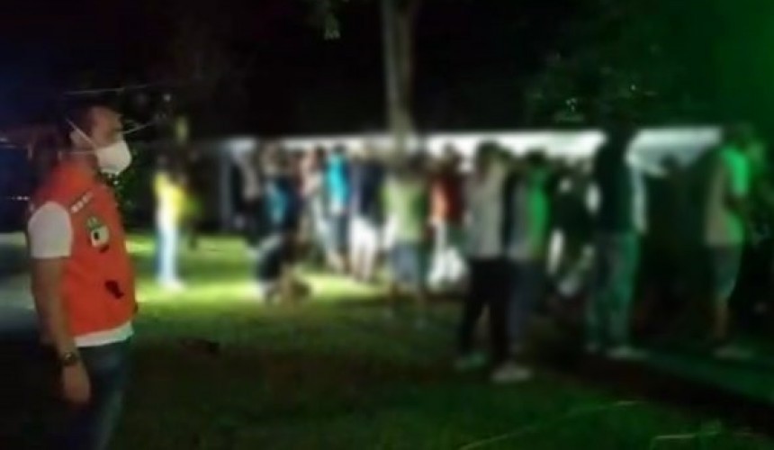 Defesa Civil acaba com festa clandestina que reunia mais de 300 jovens, em Foz do Iguaçu