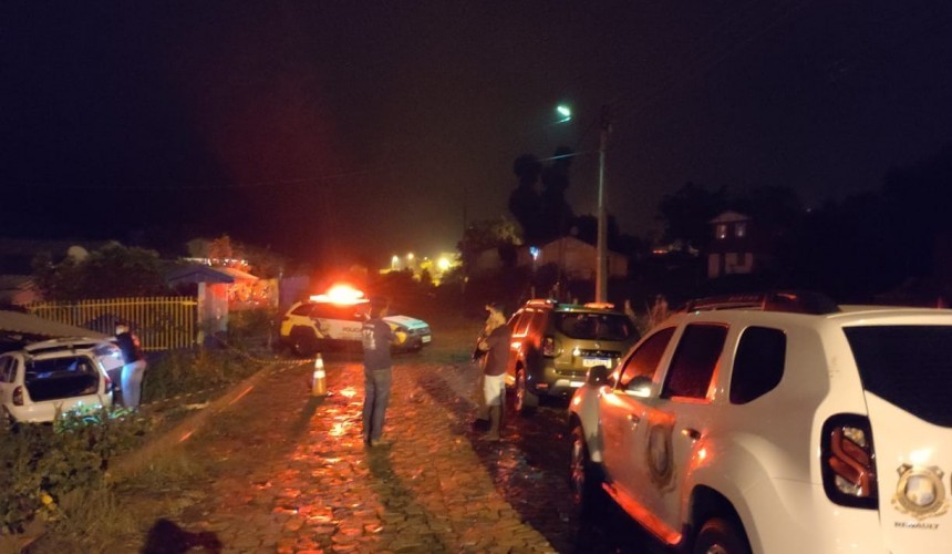 Homem é atingido por disparos de arma de fogo enquanto dirigia, em Marmeleiro