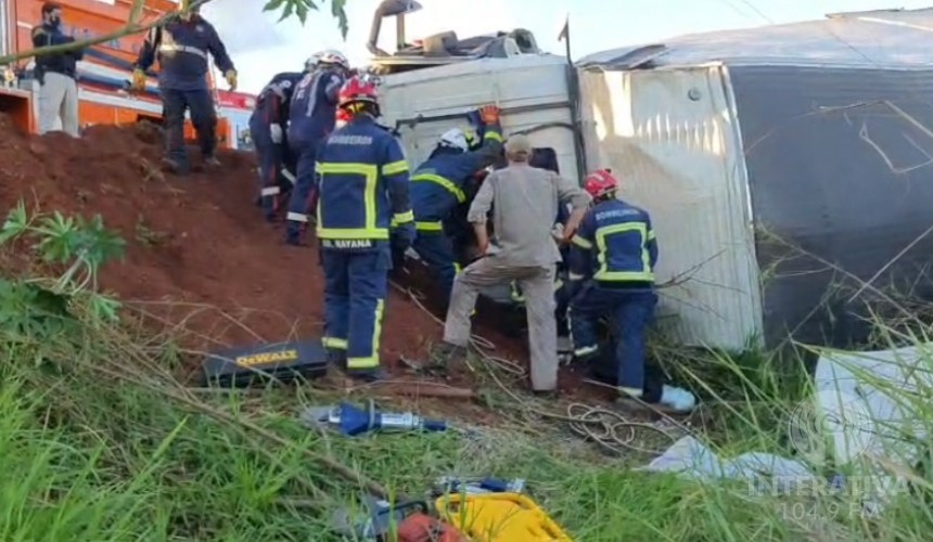 AO VIVO - Motorista fica preso às ferragens após acidente com caminhão na BR-163 entre Santa Lúcia e Lindoeste