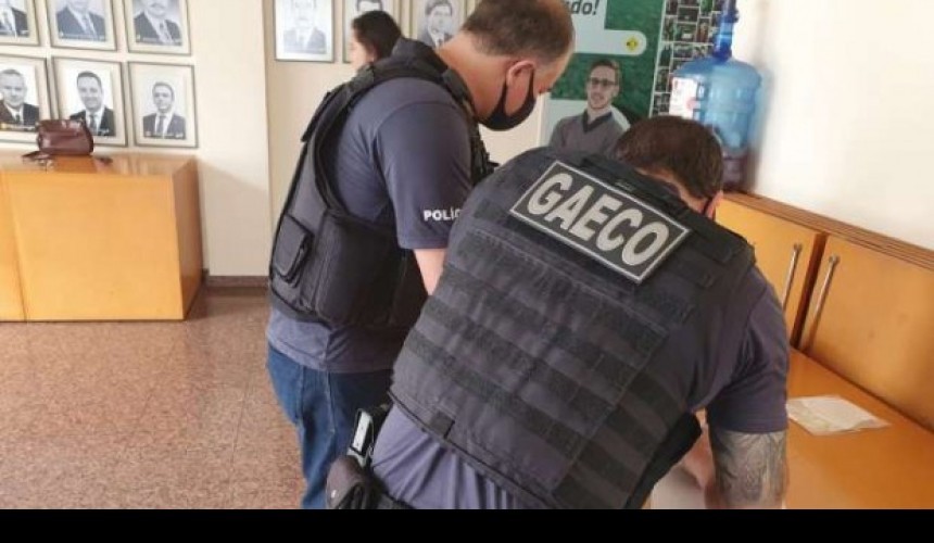 Vereadores presos pelo Gaeco são conduzidos à 13ᵃ SDP, em Ponta Grossa