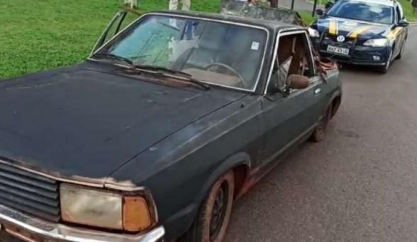 PRF retém carro sem condições de tráfego e com mais de R$ 2 mil em débitos, em Cascavel