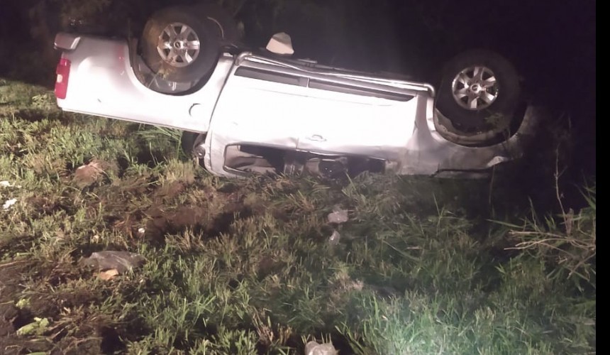 Duas pessoas ficam feridas em capotamento na PR-484 em Capitão