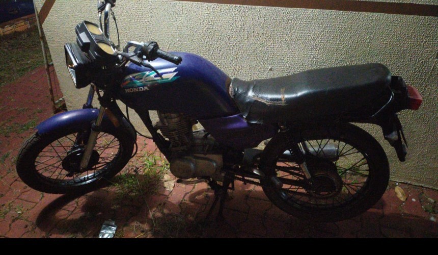 Com passageira sem capacete, motociclista dá ‘fuga’ pela contramão e é detido pela PM em Capitão