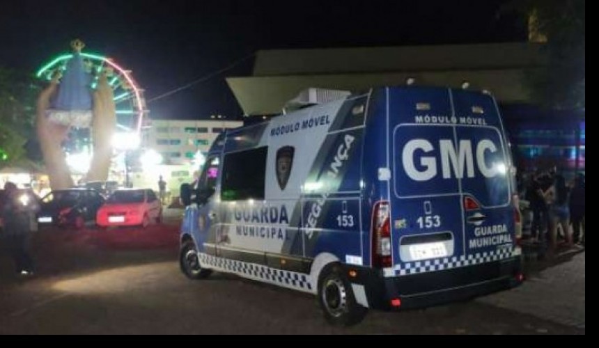 Criança de 4 anos é deixada sozinha dentro de carro para avó ir em roda gigante, em Cascavel