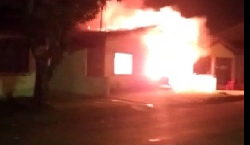 Casa fica destruída após pegar fogo em Realeza