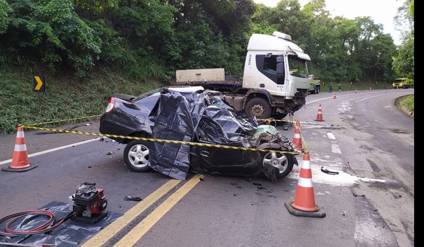 Três pessoas morrem após grave acidente entre carro e caminhão, em Nova Laranjeiras