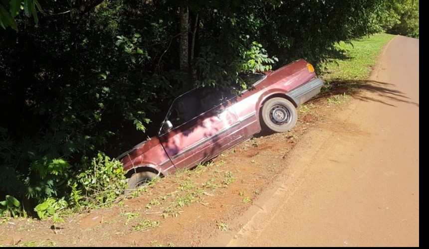 Verona com placa de Capitão está abandonado em barranco em Cascavel