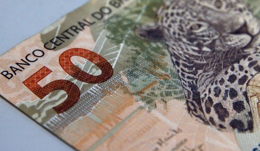 Bolsonaro anuncia aumento do salário mínimo para R$ 1.100