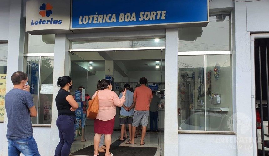 Marquesienses enfrentam fila para apostarem na Mega da Virada 2020/2021