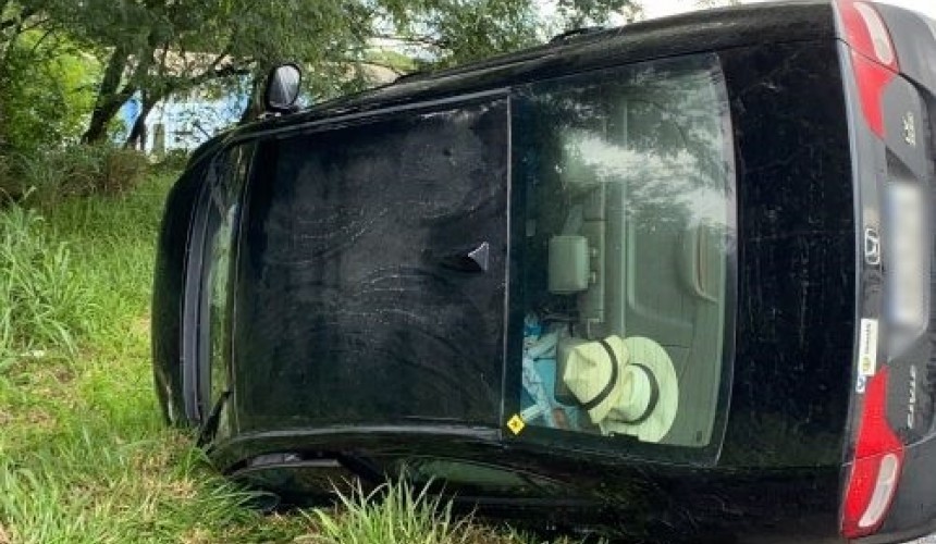 Carro tomba após colisão na PR-182, em Ampére e deixa um pessoa ferida