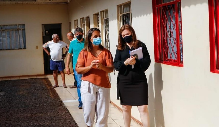 ASSISTÊNCIA SOCIAL: Deputada Leandre visita Condomínios dos idosos acompanhada da Secretária Regina Scapini