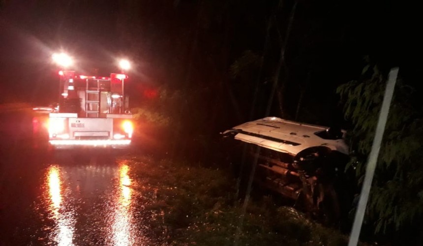 Van capota na BR-163 e motorista é encaminhado ao hospital