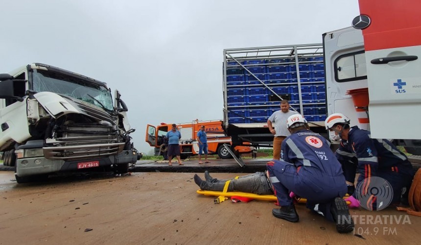 Motorista de carreta fica preso às ferragens após colisão na BR 163 entre Santa Lucia e Lindoeste