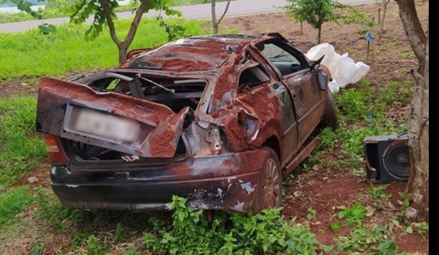 Casal fica ferido após carro capotar na BR-163