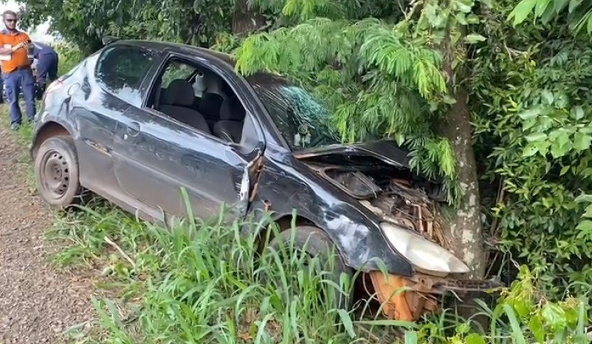 Após colisão, carro bate em árvore as margens da PR-481, em Ampére e duas pessoas ficam feridas