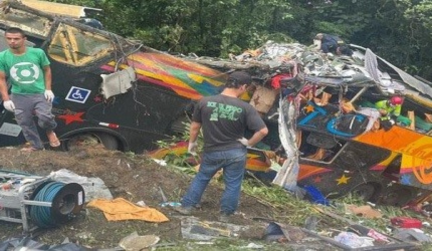Ônibus tomba e deixa12 mortos e nove feridos na BR-376, em Guaratuba
