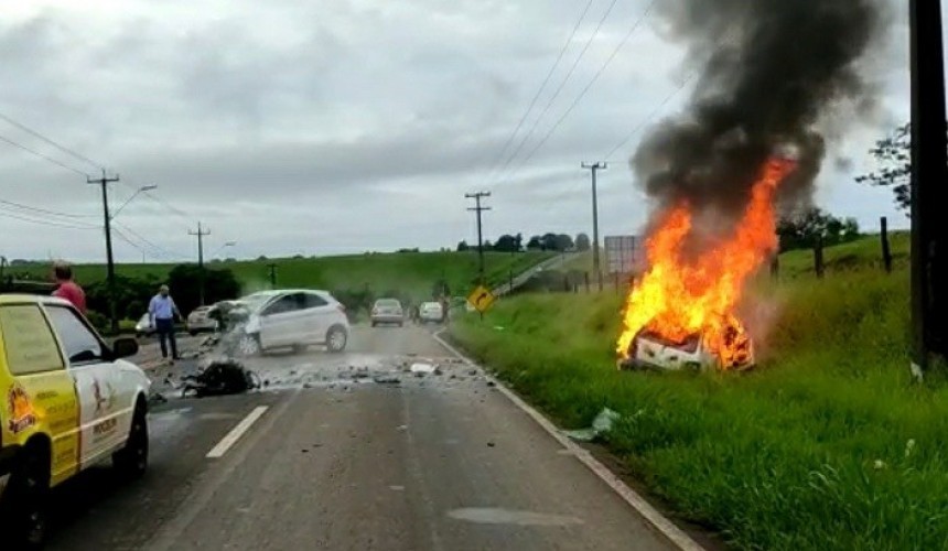 Grave acidente envolvendo dois veículos em Dois Vizinhos deixa duas pessoas mortas