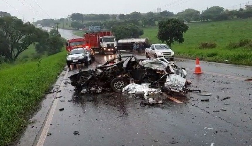 Carro desmancha após colisão frontal na PR-281, em Dois Vizinhos; condutor morreu no local