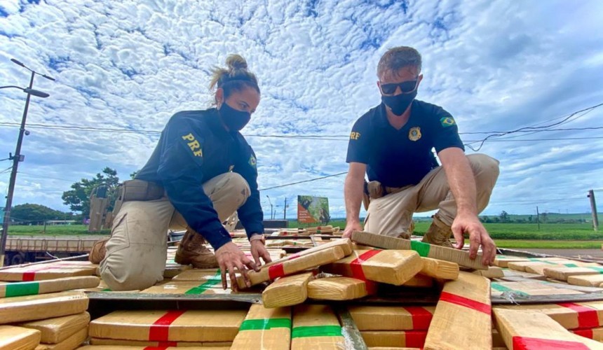 PRF e PF apreende uma tonelada de maconha escondida no teto de caminhão-baú, em Santa Terezinha de Itaipu