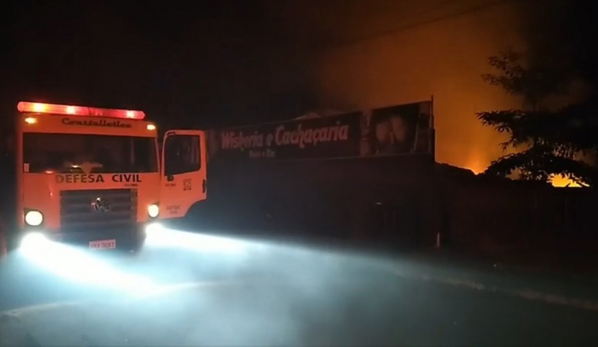 Casa de shows é destruída por grande incêndio em Boa Vista da Aparecida