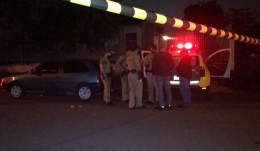 Jovens são assassinados a tiros em residência no Bairro Santo Onofre, em Cascavel