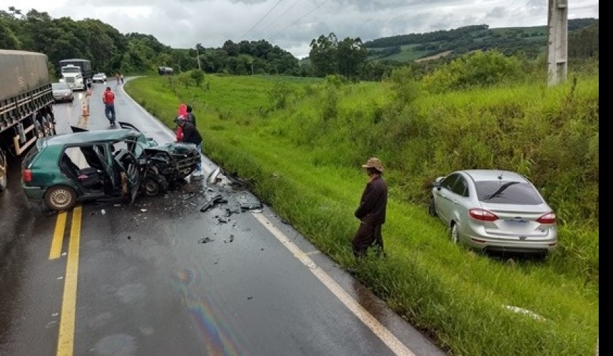 Colisão frontal entre veículos deixa mulher ferida na BR-163, em Santo Antônio do Sudoeste