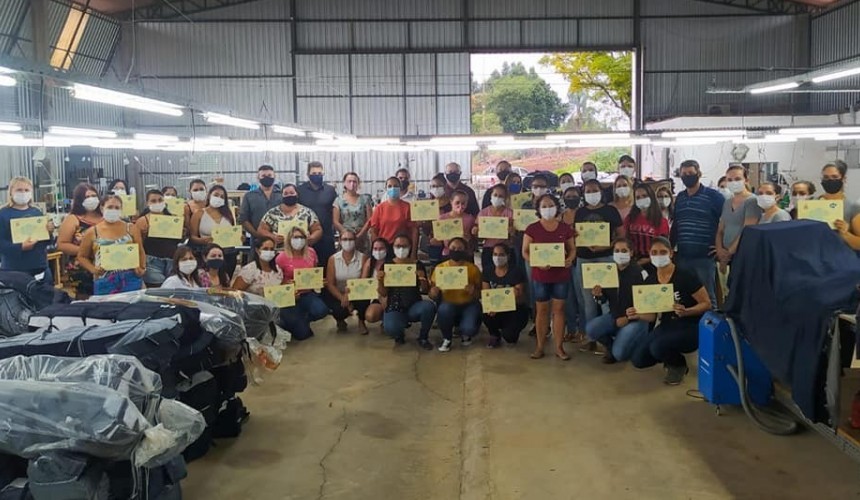 Mais de 30 mulheres se formam em curso de costura realizado em Capitão