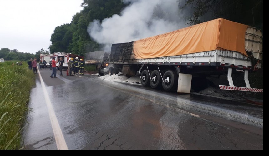 Com caminhões diferentes, pai e filho se envolvem em acidente na BR-467 e um deles morre após veículo pegar fogo
