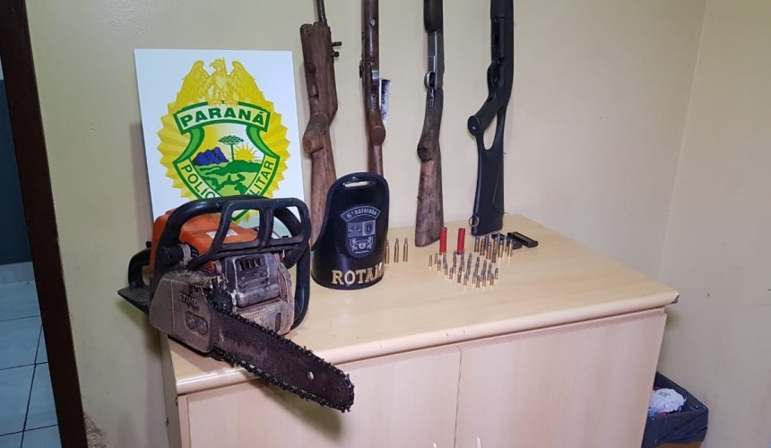PM detém pai e filho, estoura desmanche, recupera carros, apreende armas e munições em Santa Tereza do Oeste