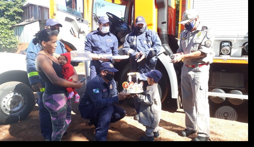 Bombeiros de Capitão presenteiam menino de 3 anos fã da corporação