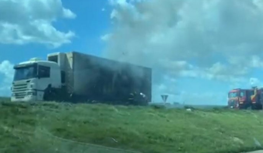 Baú de caminhão pega fogo na BR-163, perto de Lindoeste