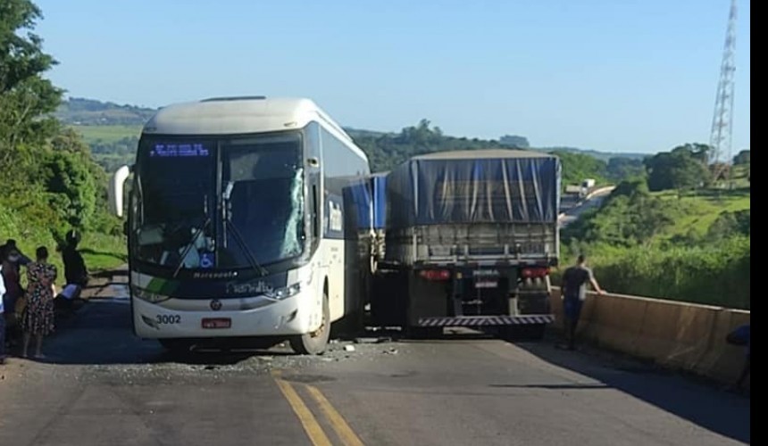 Colisão entre carreta bitrem e Ônibus é registrada na BR-163 entre Santa Lúcia e Lindoeste