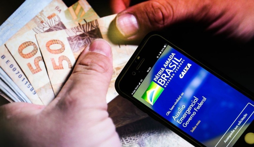 Governo negocia novo auxílio aos informais, afirma Bolsonaro