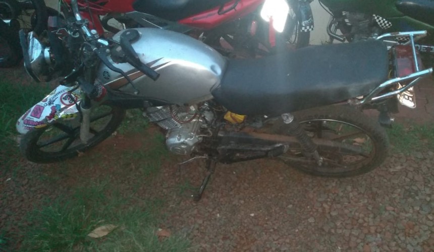 Para fugir da polícia, motociclista entra em pista de caminhada do lago em Capitão