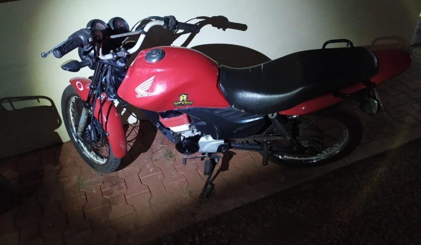 Motocicleta é aprendida com débitos, multas e com escapamento adulterado