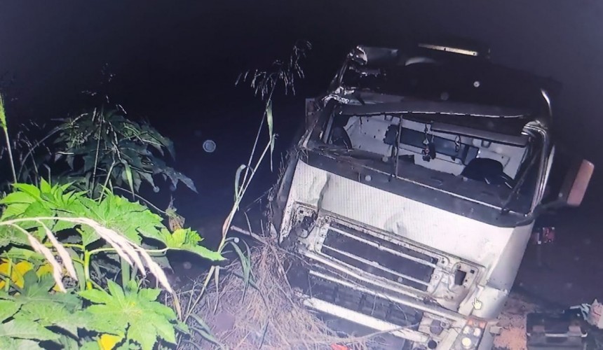 Carreta carregada com milho sai da pista na BR 163 e colide em barranco