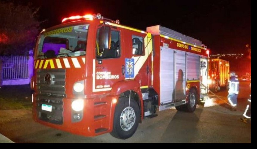 Vela esquecida acesa causa incêndio em casa de Cascavel