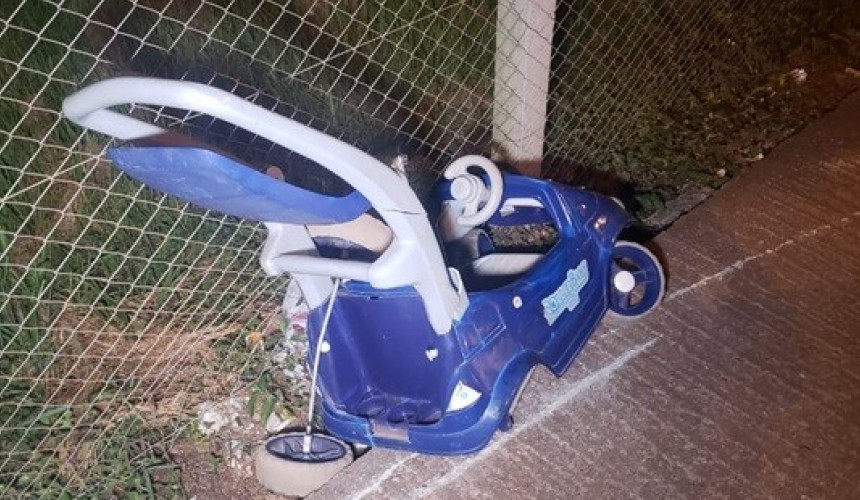 Condutor de moto perde o controle e atinge mãe e filho que estavam na calçada em Beltrão