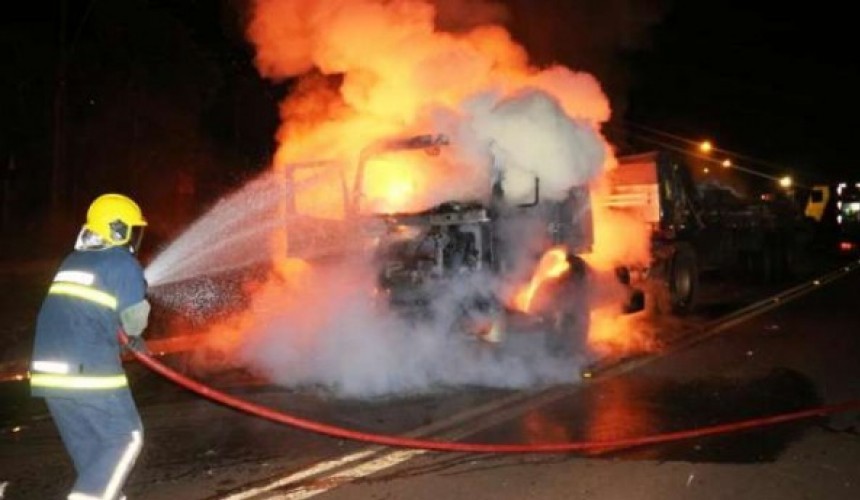 Motociclista morre carbonizado em acidente na Avenida das Cataratas em Foz
