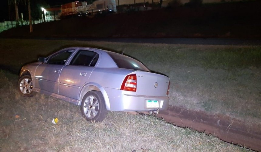 Família de Lindoeste se envolve em acidente após motorista ser fechado, perder o controle e carro parar na canaleta da BR-277