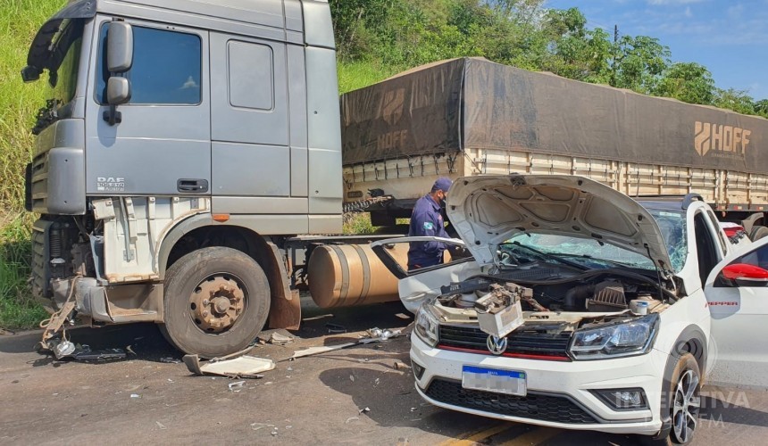 Colisão frontal entre carro e carreta deixa passageira ferida na BR 163, em Capitão